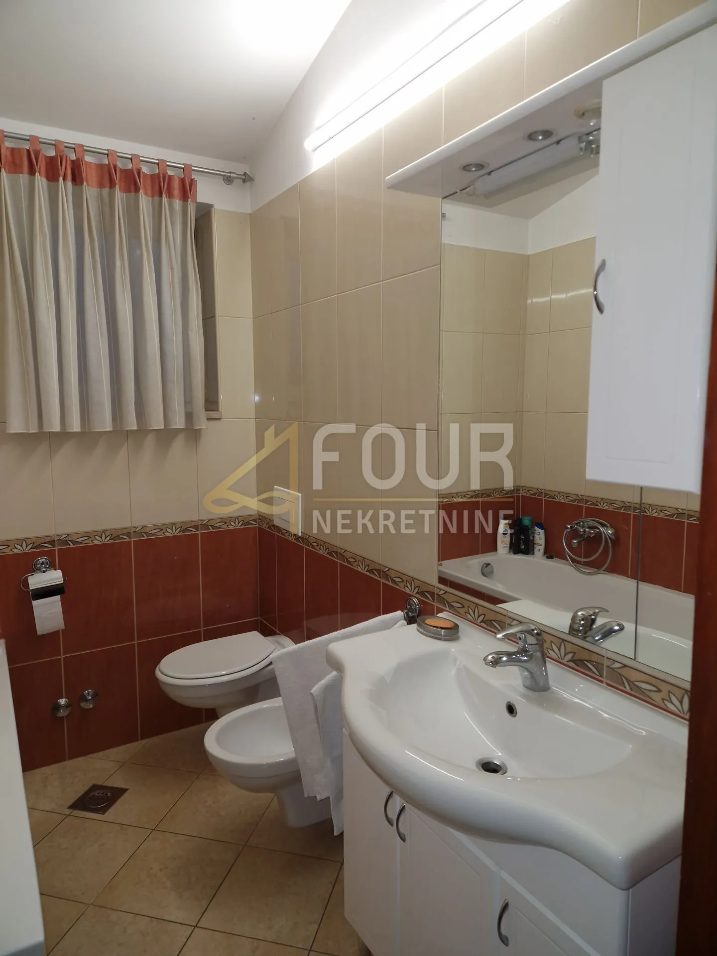 istra, fažana, kuća + 2 poslovna prostora + apartman - slika 21