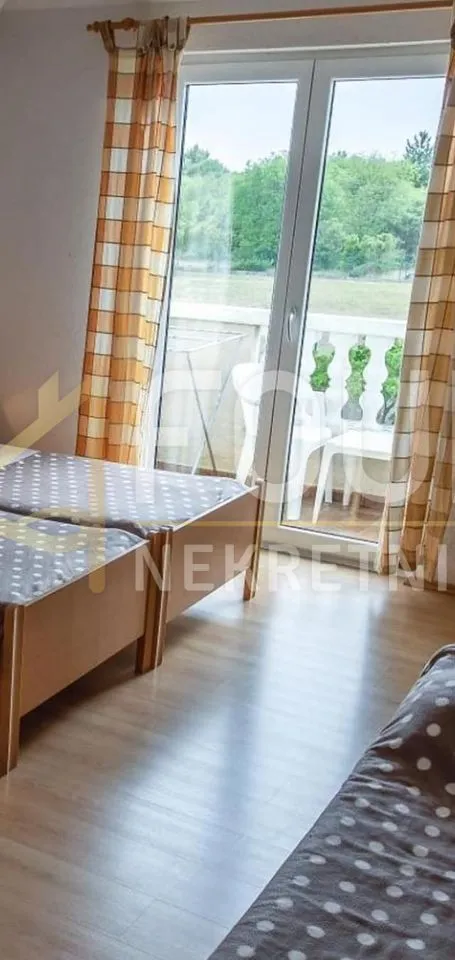 istra, umag, kuća sa 6 stanova, okućnica - slika 2