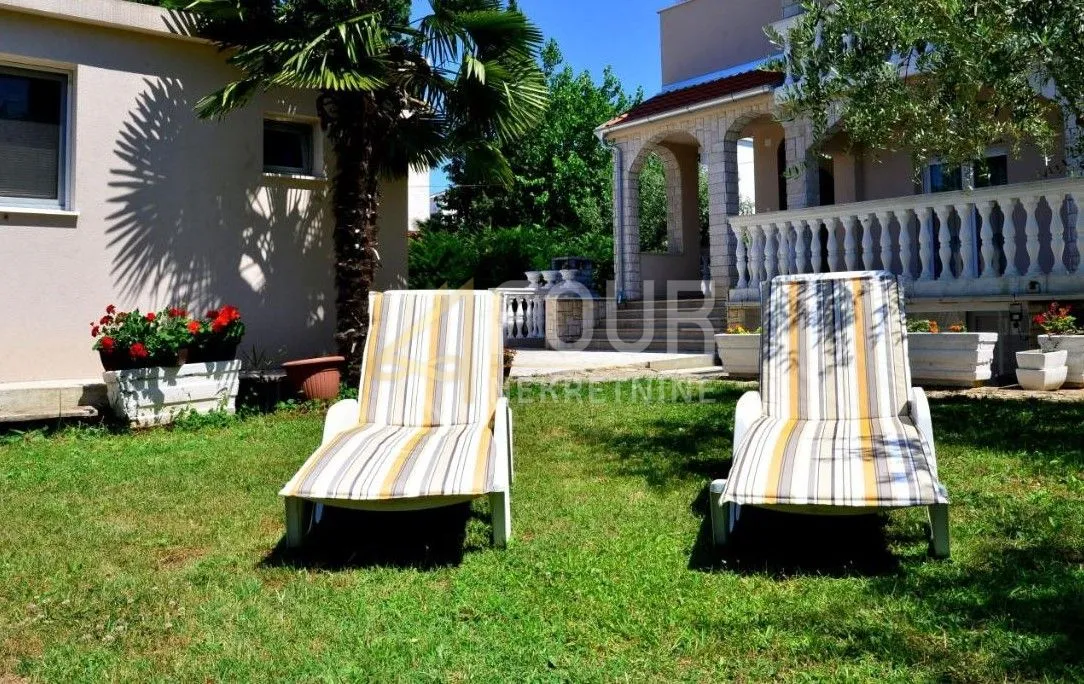 otok krk, malinska, kuća s 4 stana, bungalov, uređna okućnica, blizina mora - slika 2