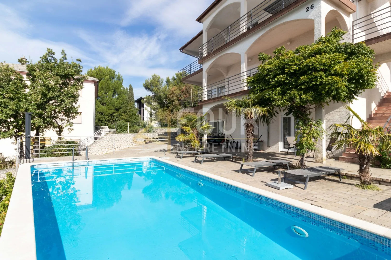 Crikvenica, samostojeća apartmanska kuća s bazenom