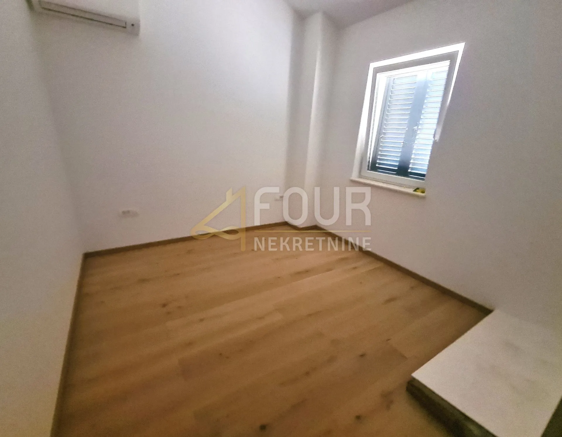 cres - centar, dvoetažni stan 131.88m2, okućnica 104m2 - slika 11