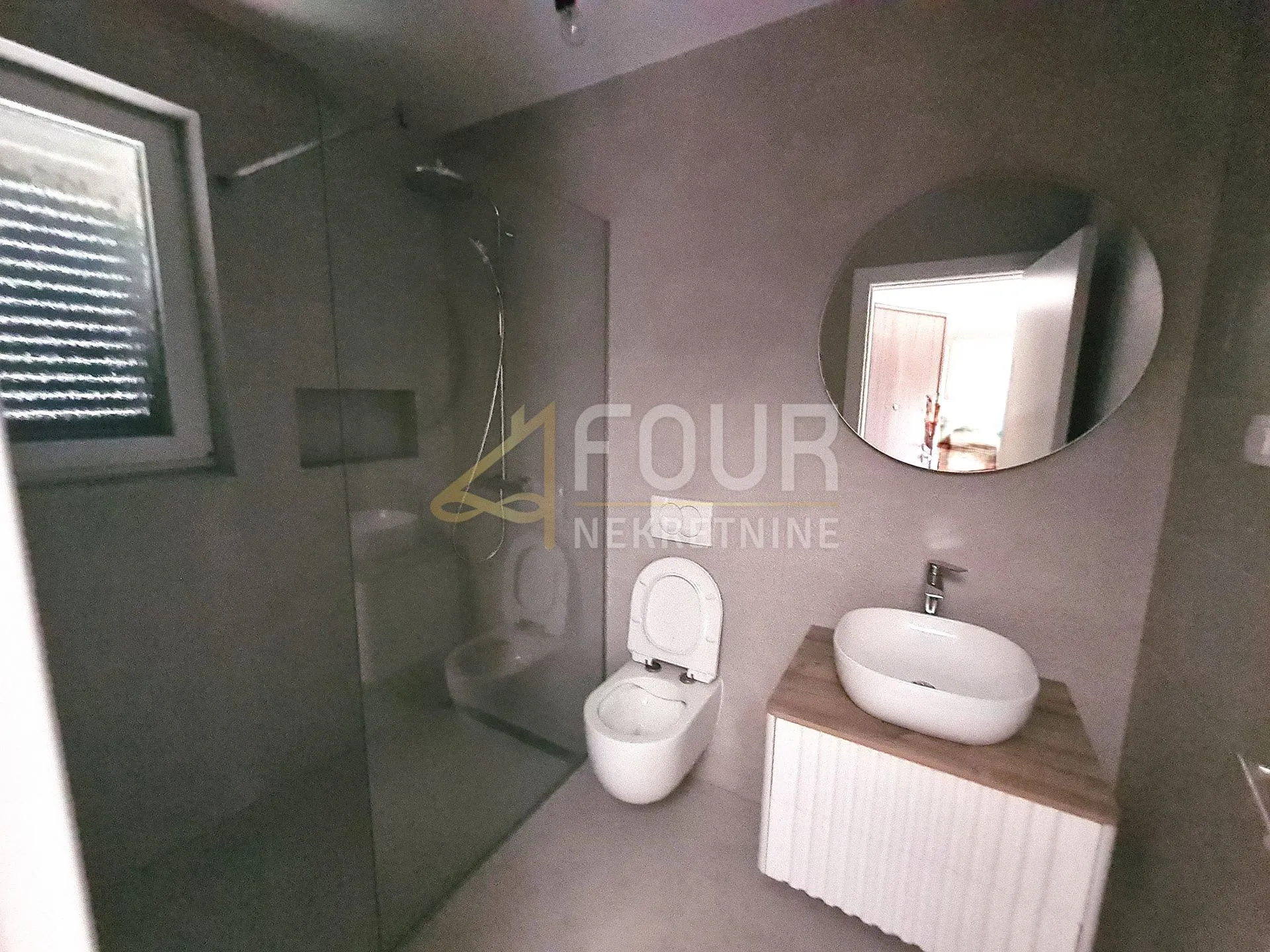 cres - centar, dvoetažni stan 131.88m2, okućnica 104m2 - slika 12