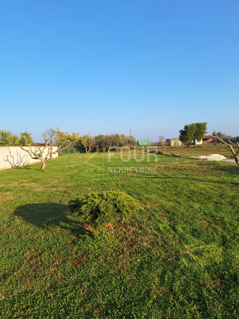 Istra, Loborika, građevinsko zemljište 1.305m2 - Loborika, Marčana