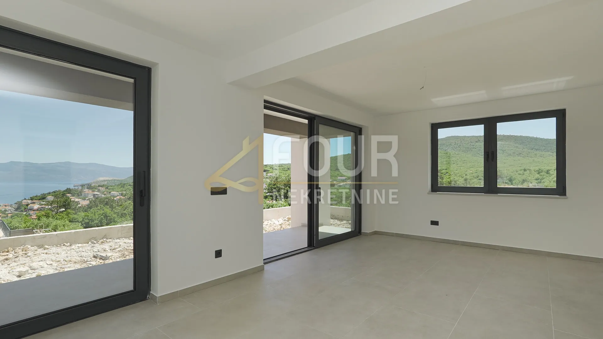 Otok Krk, Vrbnik, novogradnja, 111.30m2, 2s+db, terasa, okućnica i bazen