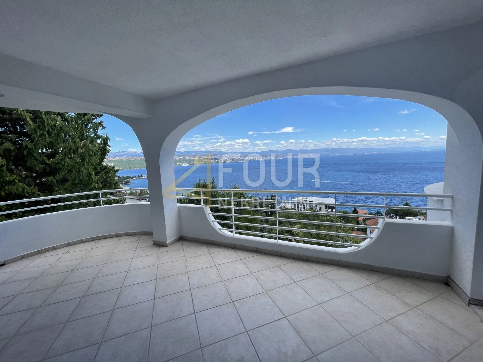 Opatija, 281.14m2, dvoetažni stan, parking, blizina mora