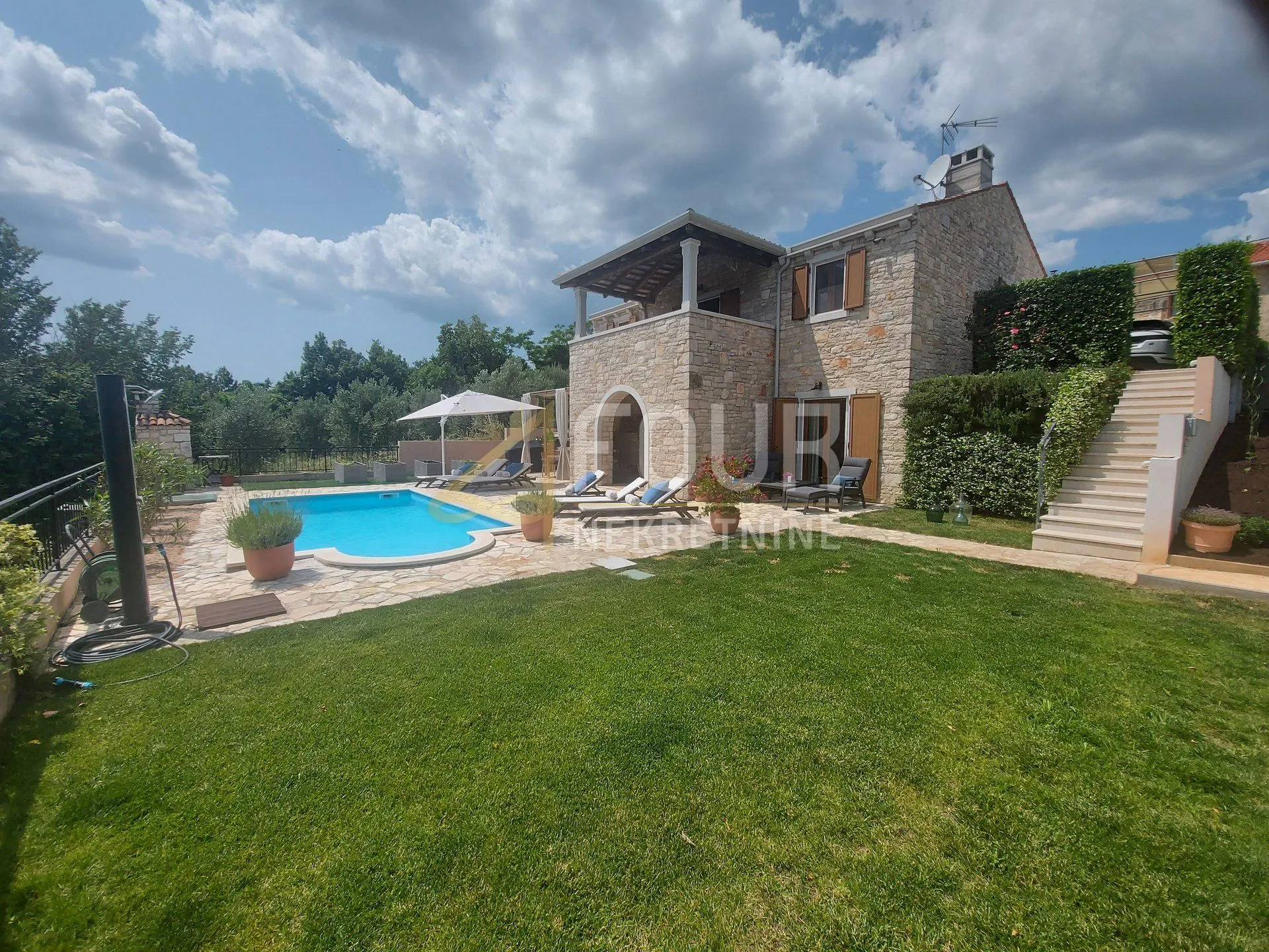 istra, buje, vila s bazenom - slika 1