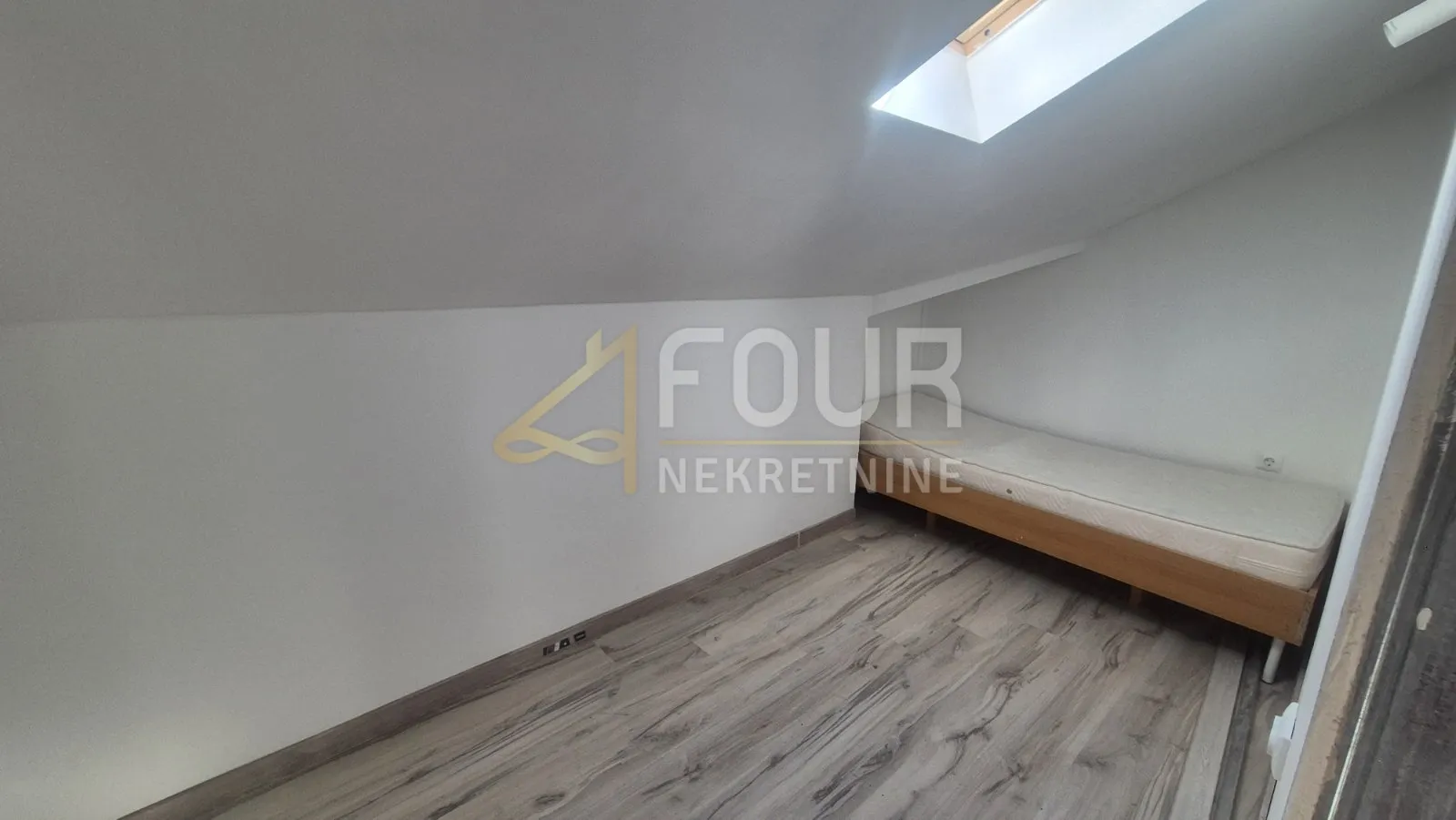 klana, etaža - u naravi 140m2 2 stana - slika 16