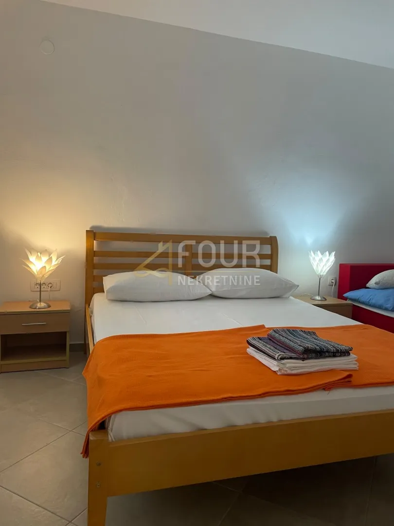 senj, samostojeća kuća s 2 apartmana, okućnica - slika 8