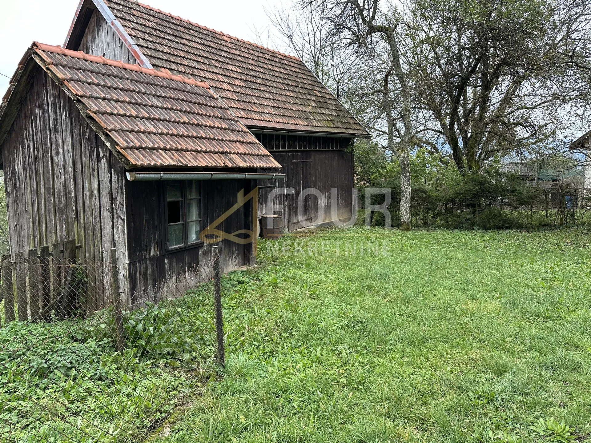 gorski kotar, brod moravice, samostojeća kuća 120m2, okućnica - slika 3
