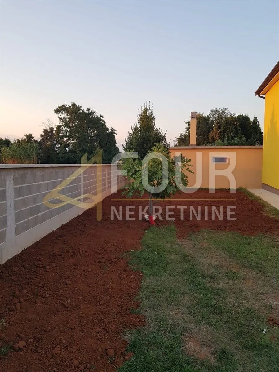 Istra, Umag, samostojeća kuća s 2 stana, velikom garažom i okućnicom