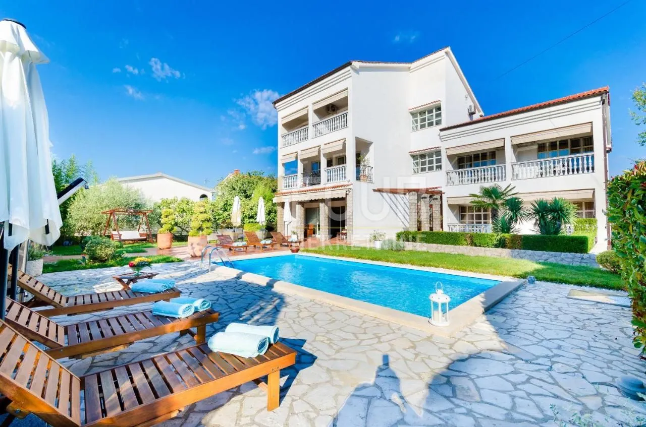 Otok Krk, Malinska, kuća s bazenom i 9 apartmana - Malinska, Malinska-Dubašnica