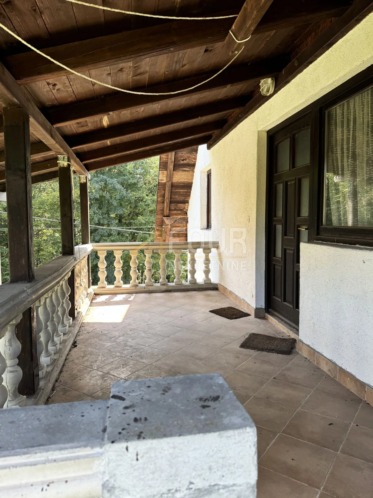 Tounj - okolica, samostojeća kuća 200m2, terasa, balkon