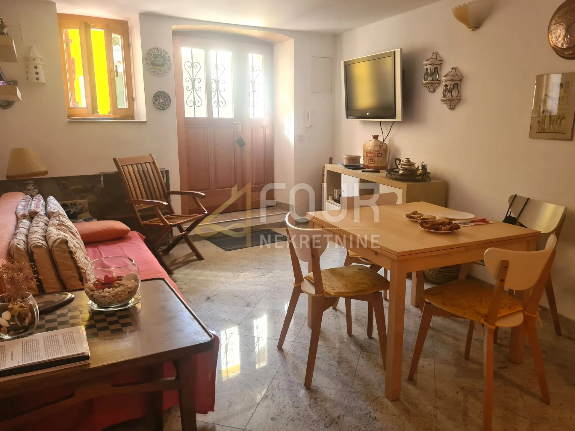otok cres, cres, kuća i studio apartman u staroj jezgri - slika 2