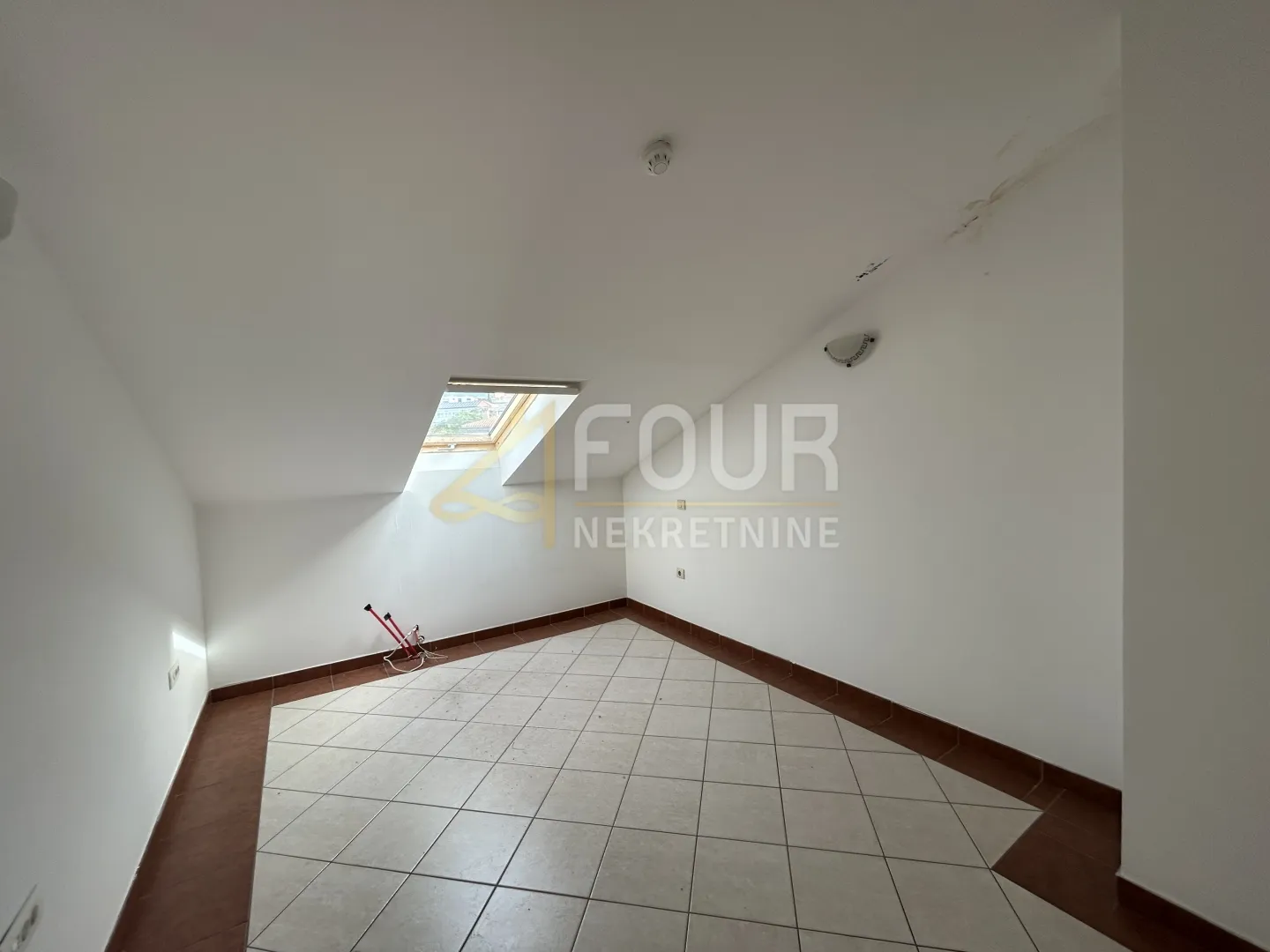 novi vinodolski, 158.54m2, u naravi 2 stana, 2 balkona, 50m od mora! - slika 7