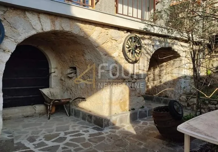 Crikveničko zaleđe - Grižane, autohtona kamena kuća s garažom i dvorištem - Grižane, Vinodolska općina