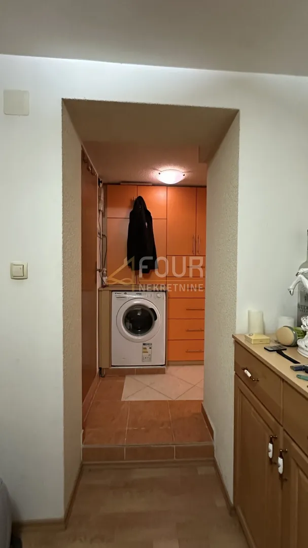 kostrena, dva stana s terasom, garažom i okućnicom - slika 2