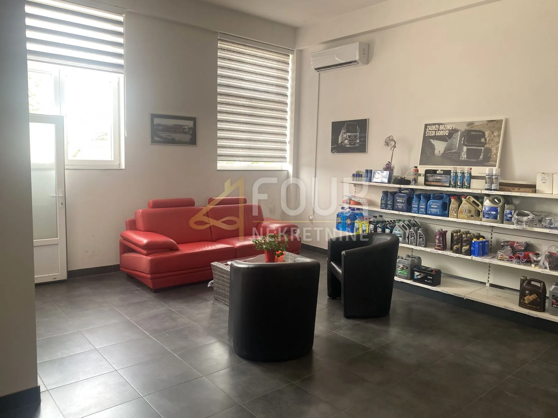 Zakup, Otočac, skladišno-poslovni prostor, 200m2