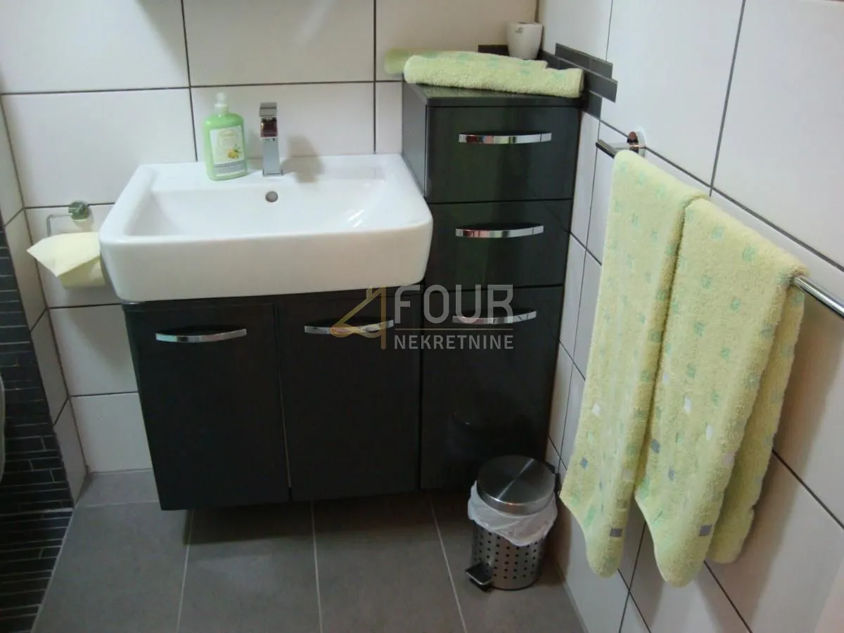 novi vinodolski, kvalitetna kuća s 4 apartmana i pogledom na more - slika 19