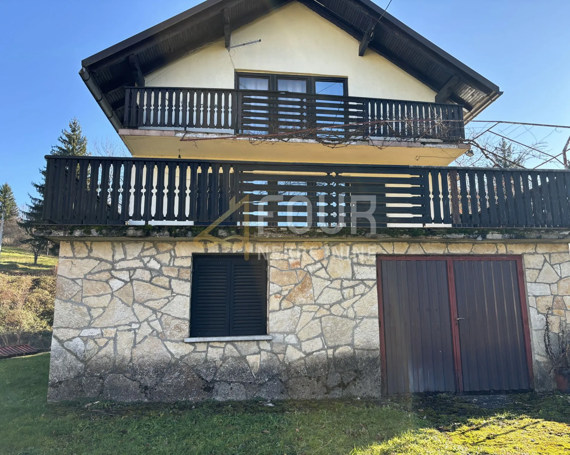 Ogulin - okolica, samostojeća kuća s garažom, 102m2