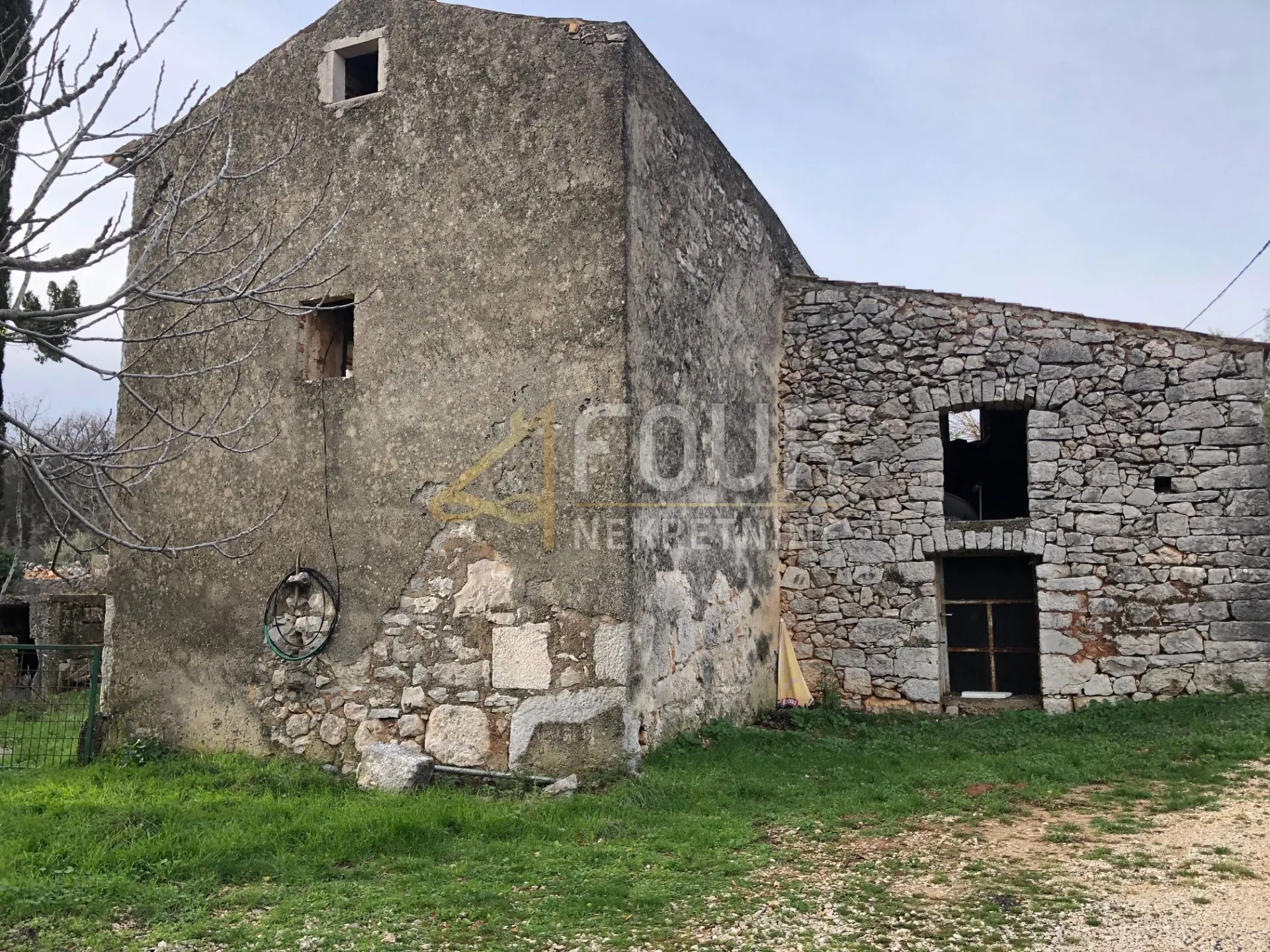 otok krk, žgaljići, zemljište od 1.073m2 s kamenom starinom - slika 2