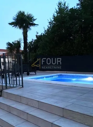 Opatija, moderan studio apartman u prekrasnoj vili sa zajedničkim bazenom
