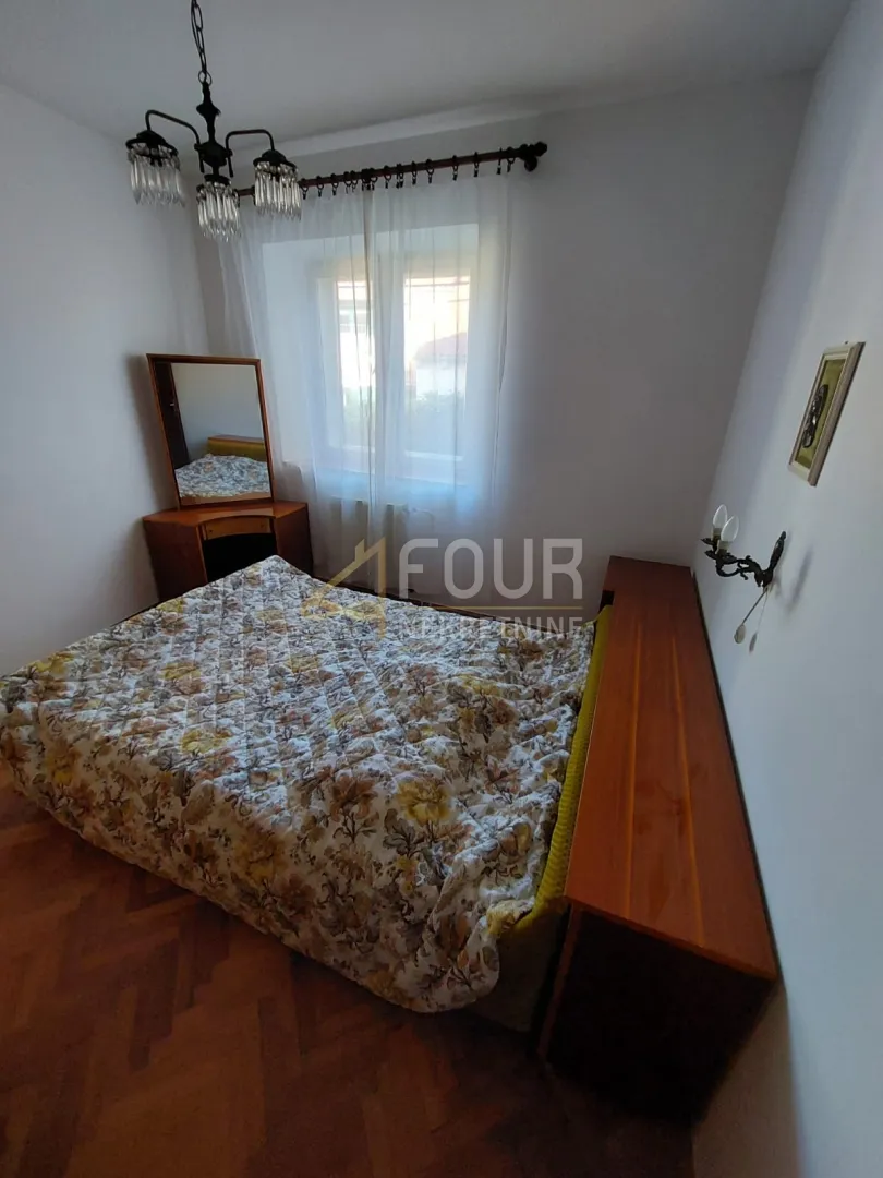 mali lošinj - centar, dvije kamene starine blizu mora - slika 12