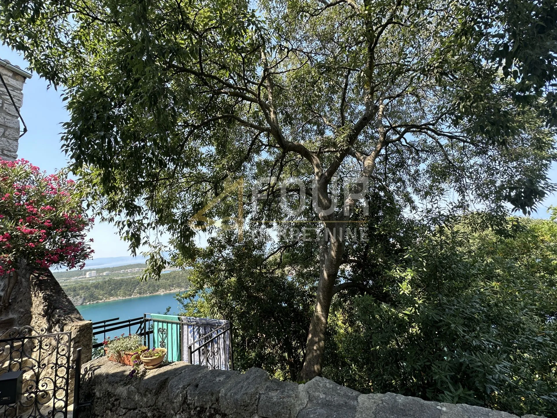 Otok Krk, Omišalj, šarmantna kamena kućica u srcu starog grada