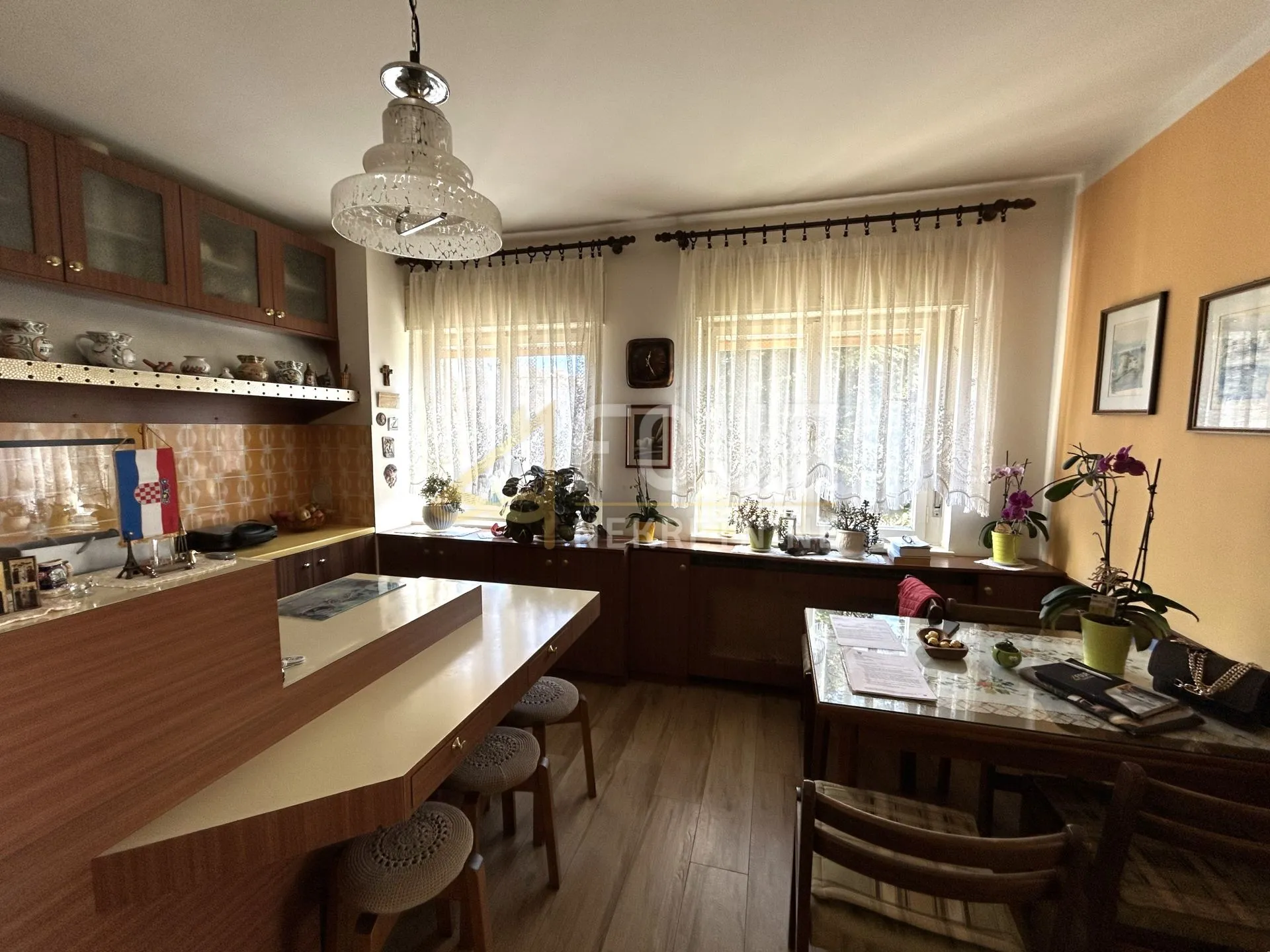 Saršoni, prostrano imanje - kuća s 3 stana, poslovnim prostorom i pomoćnim objektom - Saršoni, Viškovo