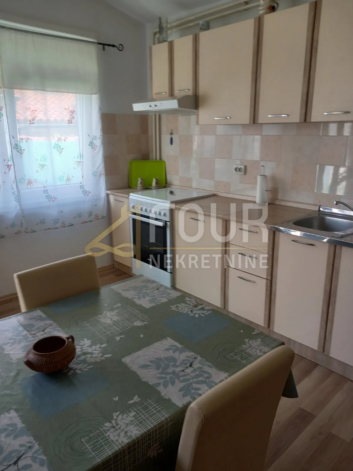 istra, pula, kuća s garažom, dodatnim apartmanom i dvorištem - slika 35