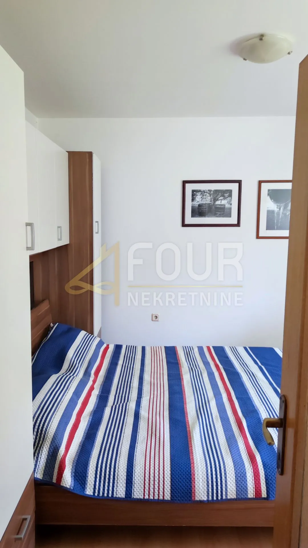 jadranovo, samostojeća kuća s 3 apartmana - slika 12