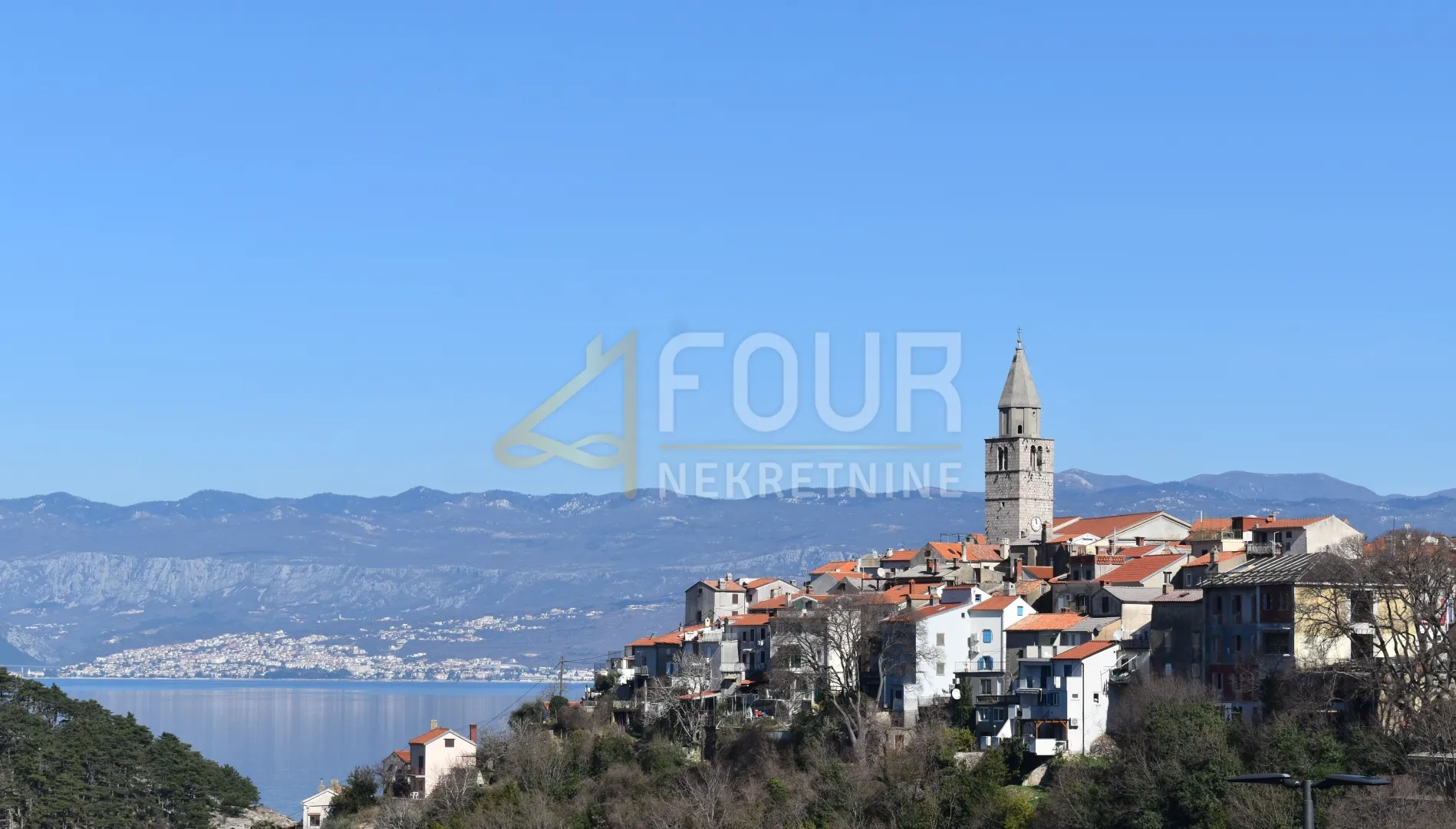 Otok Krk, Vrbnik, 86.25m2, dvoetažni 2s+db, balkon i lođa