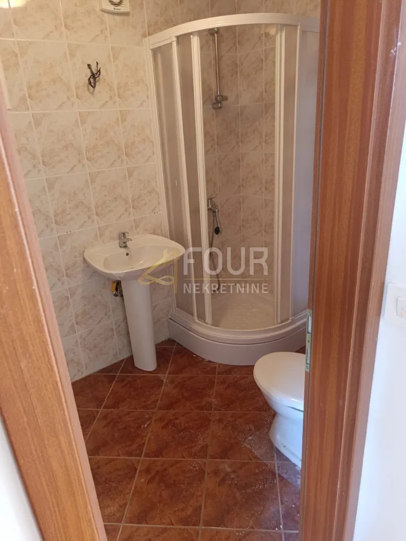 otok krk, njivice, 78.70m2, u naravi 2 stana, terasa, pogled na more - slika 5