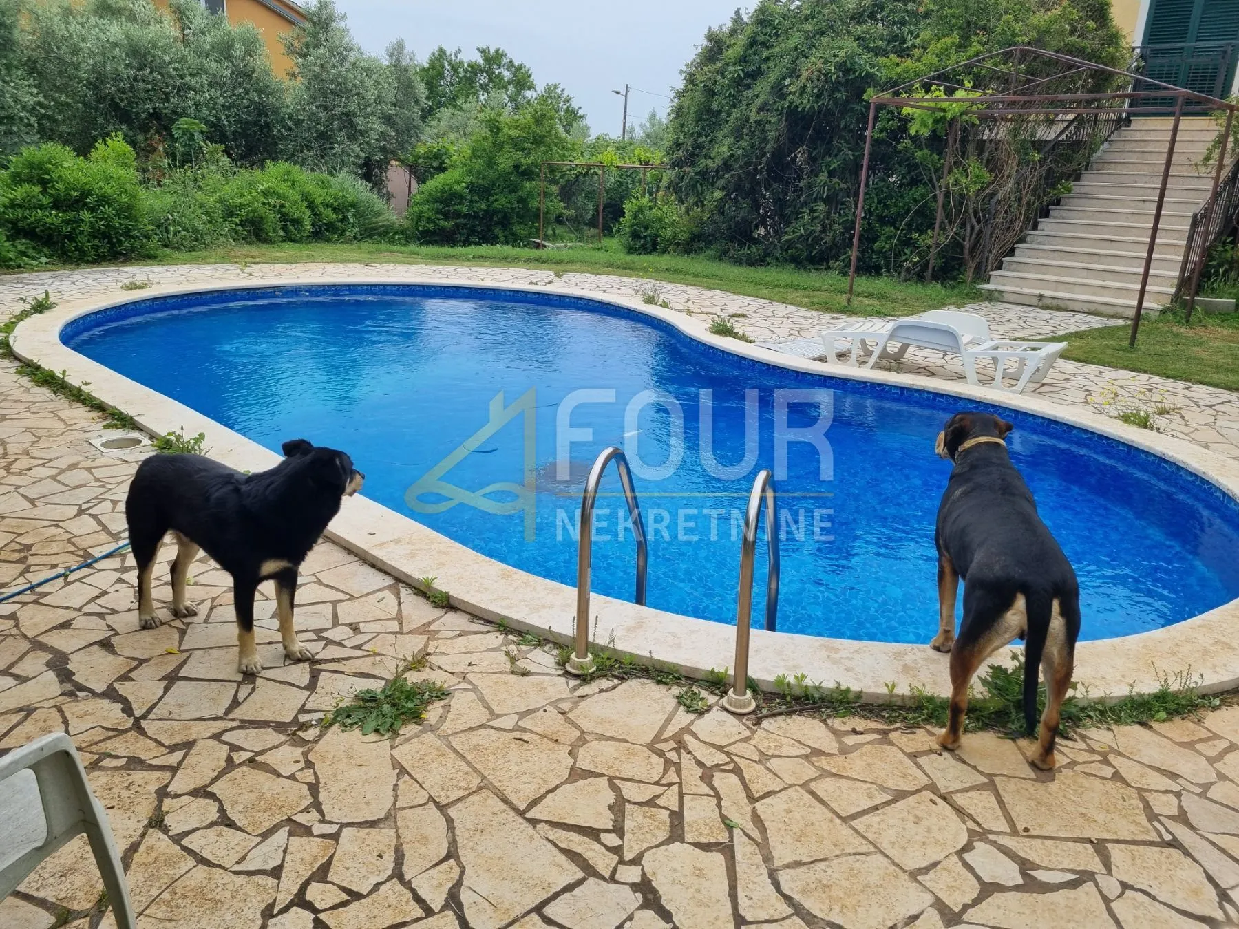 istra, pula, dvije kuće, bazen, 4 garaže, velika okućnica - slika 4