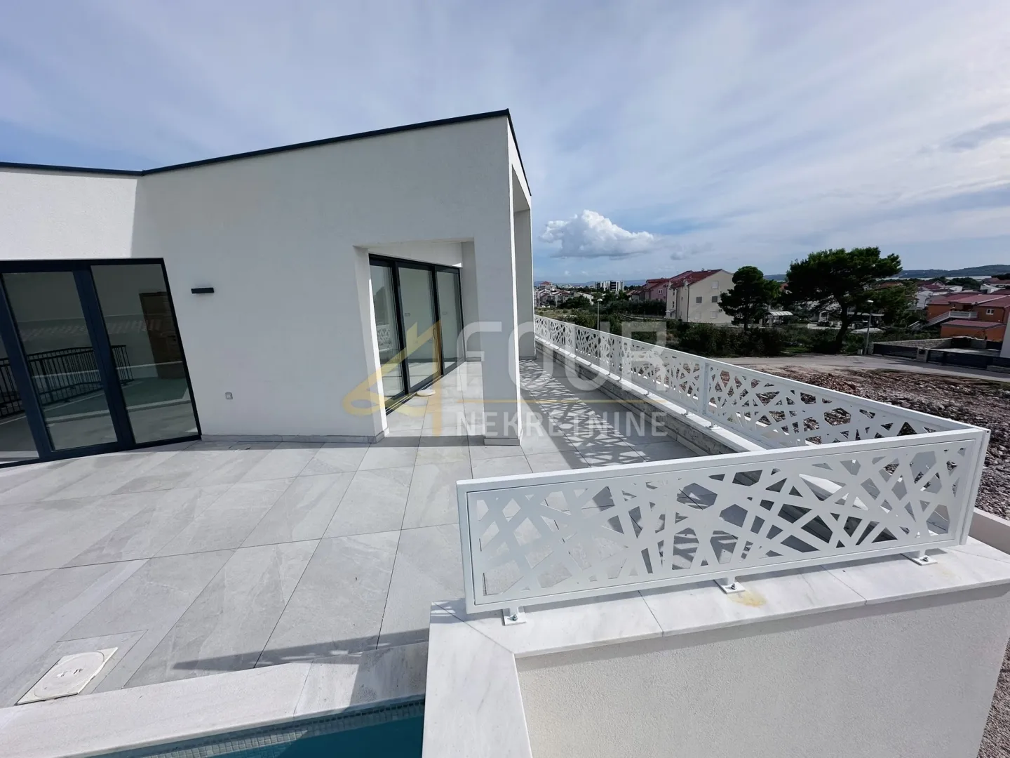 dalmacija, vodice, moderna novogradnja s bazenom - slika 23