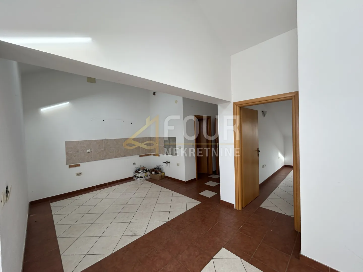novi vinodolski, 158.54m2, u naravi 2 stana, 2 balkona, 50m od mora! - slika 5