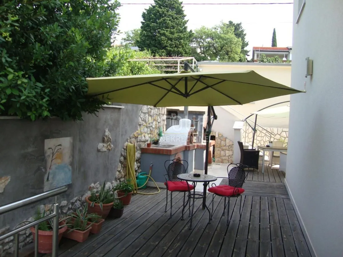 novi vinodolski, kvalitetna kuća s 4 apartmana i pogledom na more - slika 3