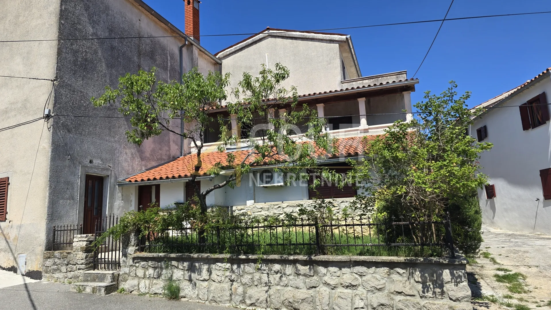 Istra, Roč, dvije povezane kamene kuće s pet stambenih jedinica - Roč, Buzet