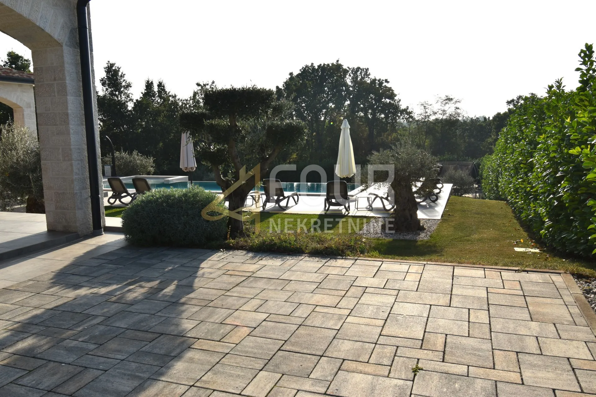 istra, vižinada, prekrasna vila, infinity bazen, velika okućnica - slika 32