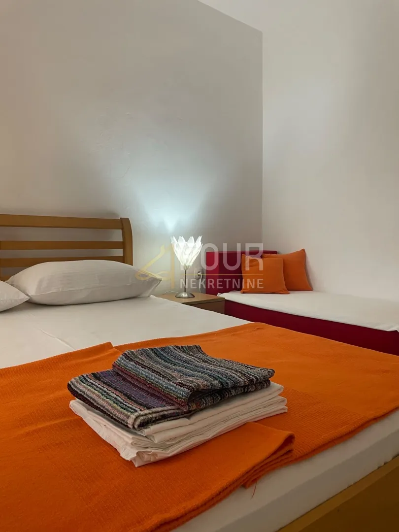 senj, samostojeća kuća s 2 apartmana, okućnica - slika 9