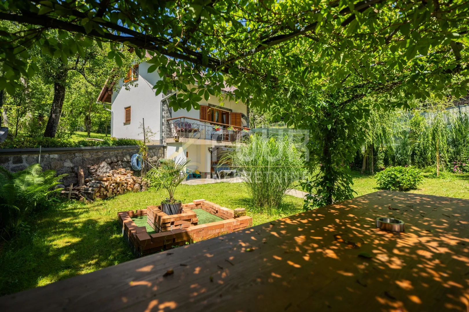 gorski kotar, okolica delnica, dvije kuće - slika 24