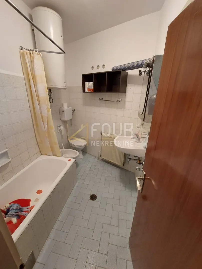 mali lošinj - centar, dvije kamene starine blizu mora - slika 15
