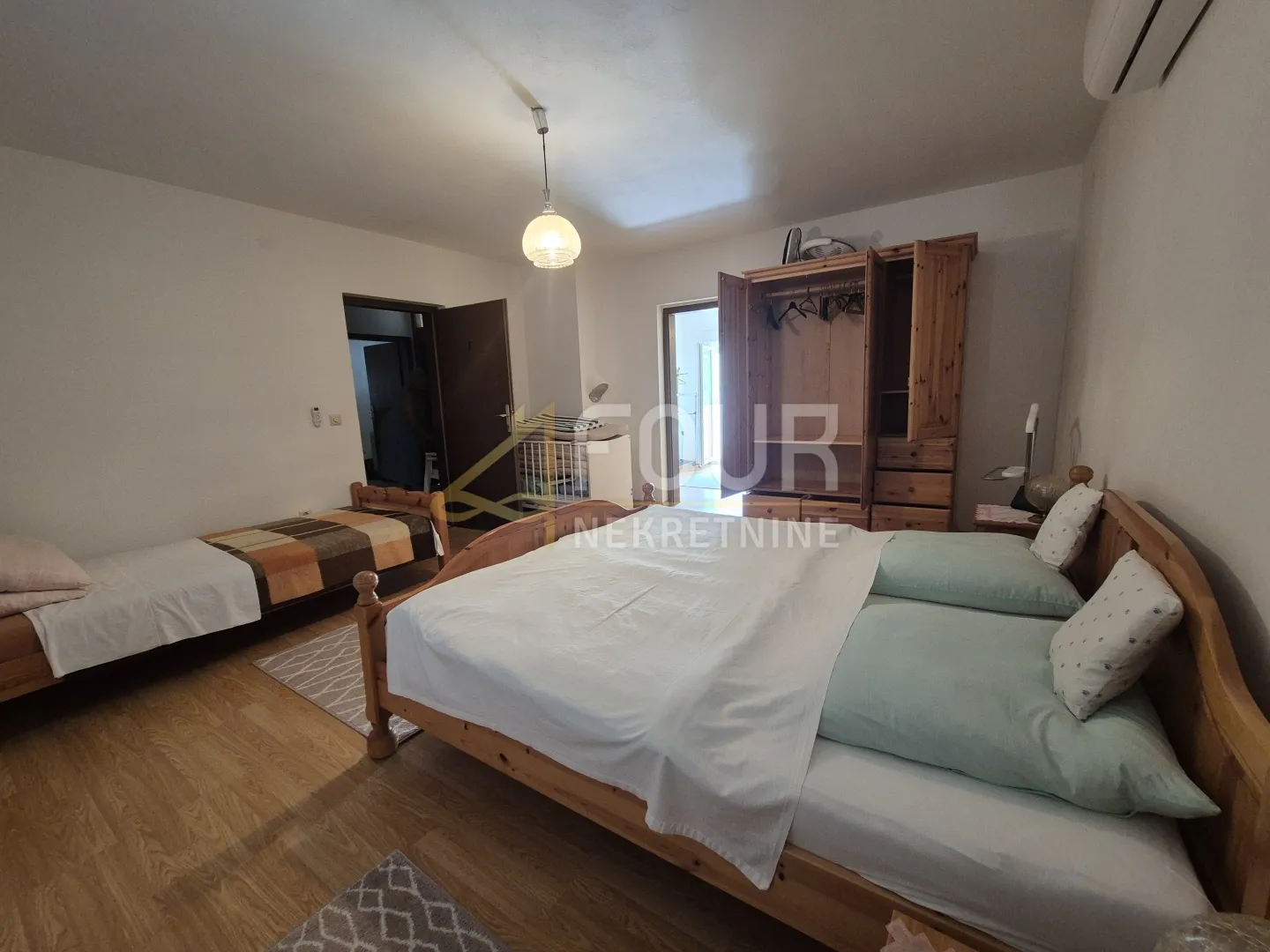 otok krk, dobrinj - okolica, kuća s 4 stana, garaža, velika okućnica - slika 20