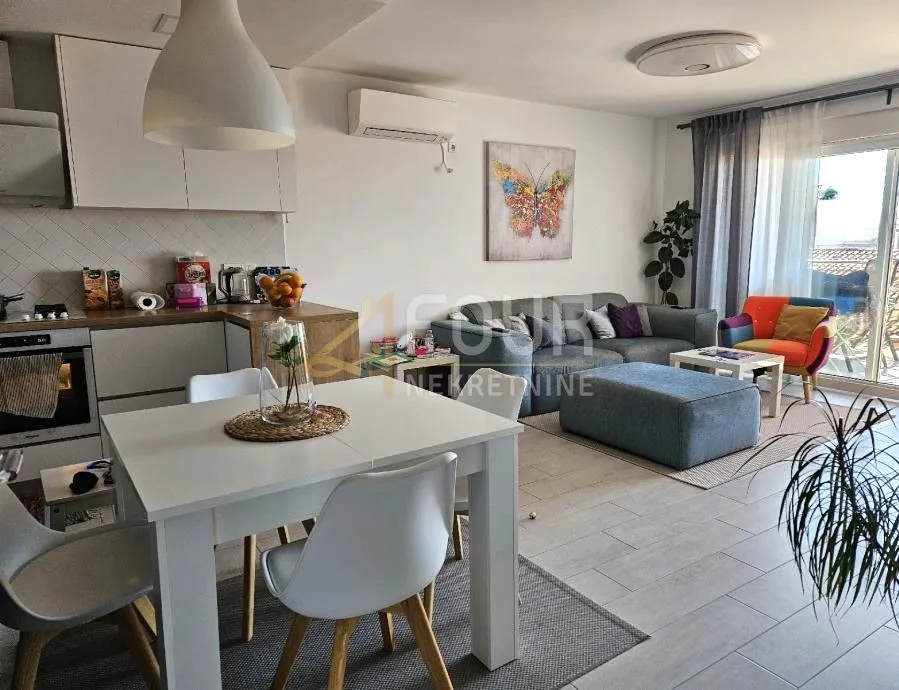Crikvenica, 3s+db, 77.18m2, balkon + lođa, garaža