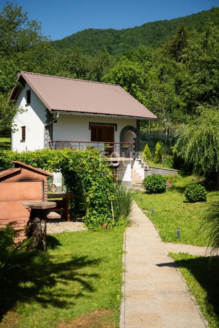 gorski kotar, okolica delnica, dvije kuće - slika 22