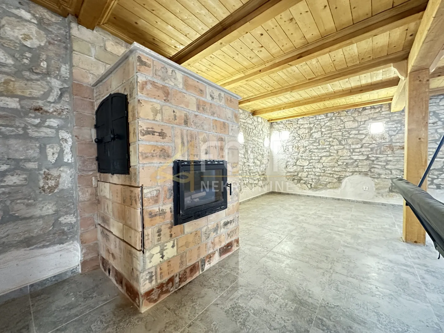 Pula, Monte Zaro, dvije kuće - tri stambene jedinice, 251m2