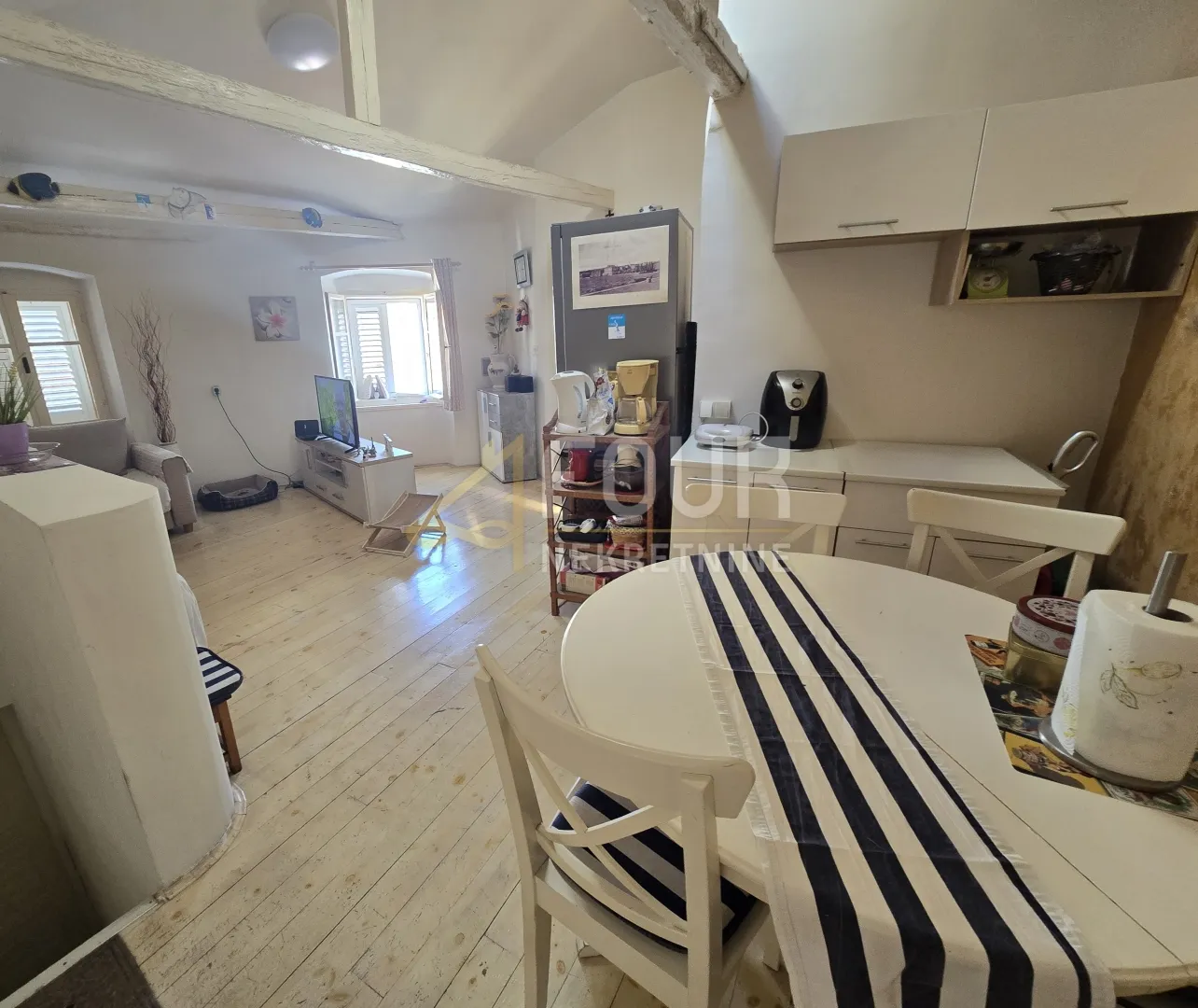 otok cres, grad cres, stan 70m od rive! - slika 2