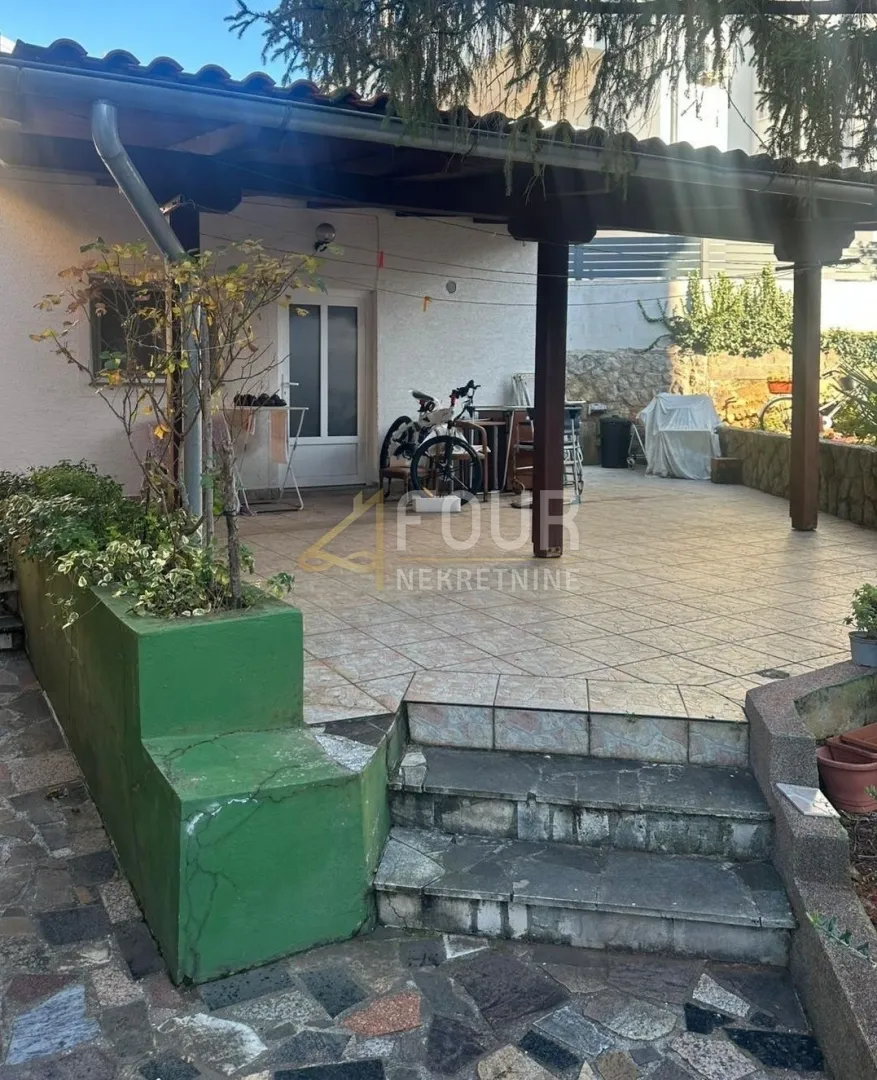 Otok Krk, Malinska, kuća s 5 apartmana + poslovni prostor + dodatni studio app - Malinska, Malinska-Dubašnica