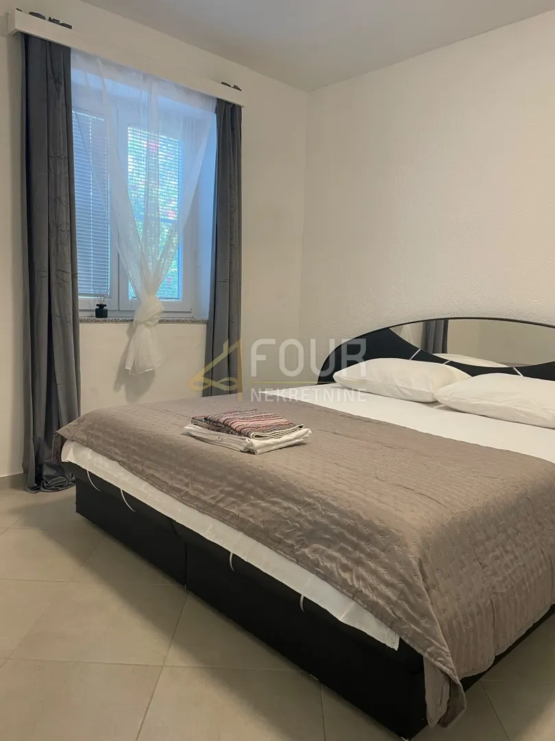 senj, samostojeća kuća s 2 apartmana, okućnica - slika 7
