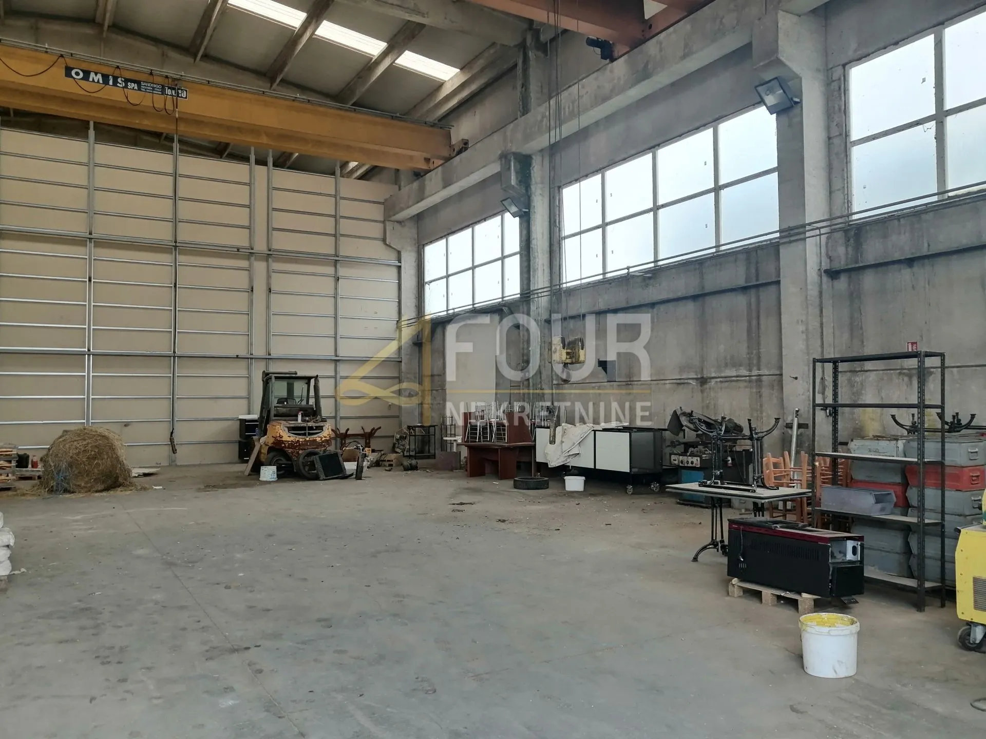 Istra, Galižana, 3 hale + 2 objekta, parcela od 14.015m2 - Galižana, Vodnjan