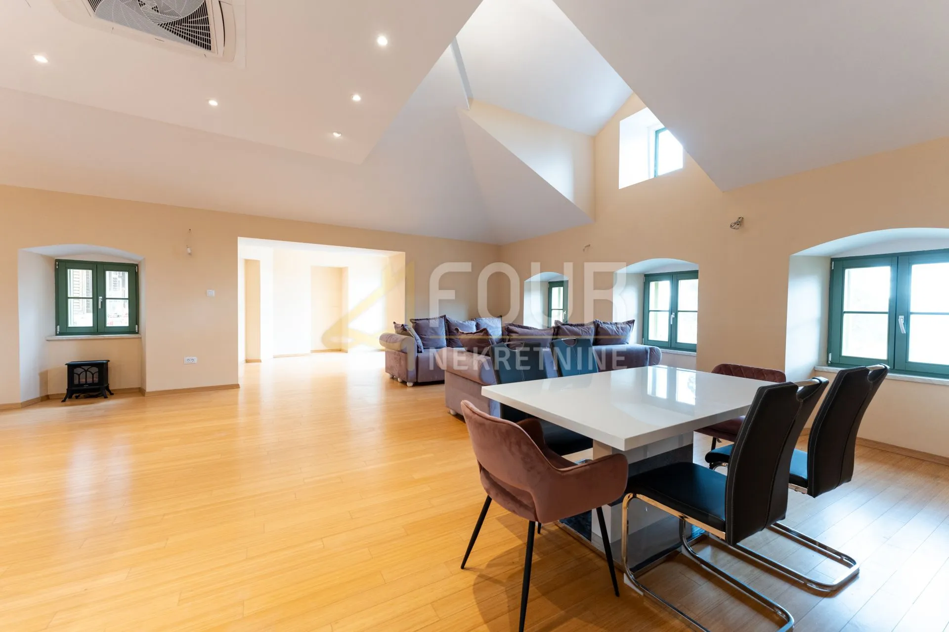 Opatija, 185m2, dvoetažni stan 3s+db, balkon, vrt, pogled na more